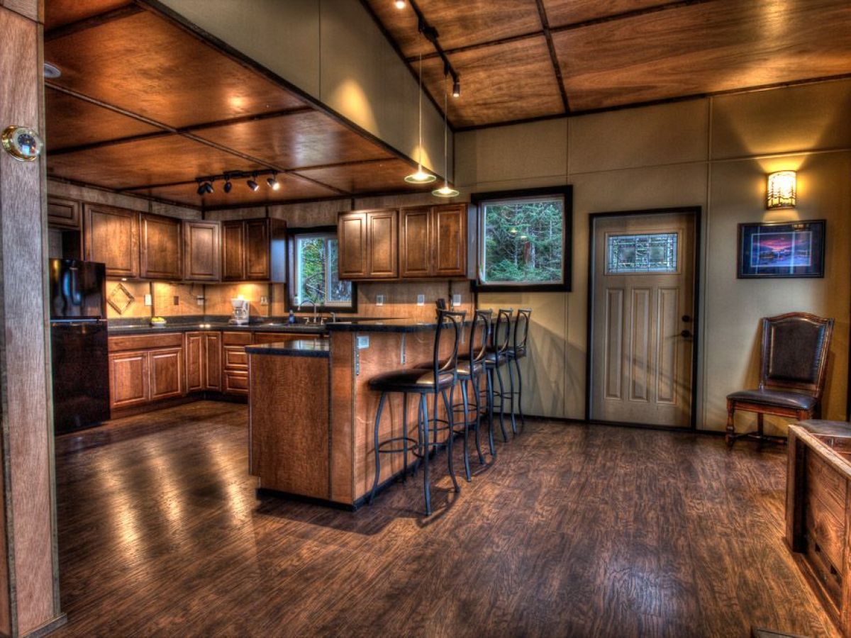 Granite Point Lodge kitchen and dining room