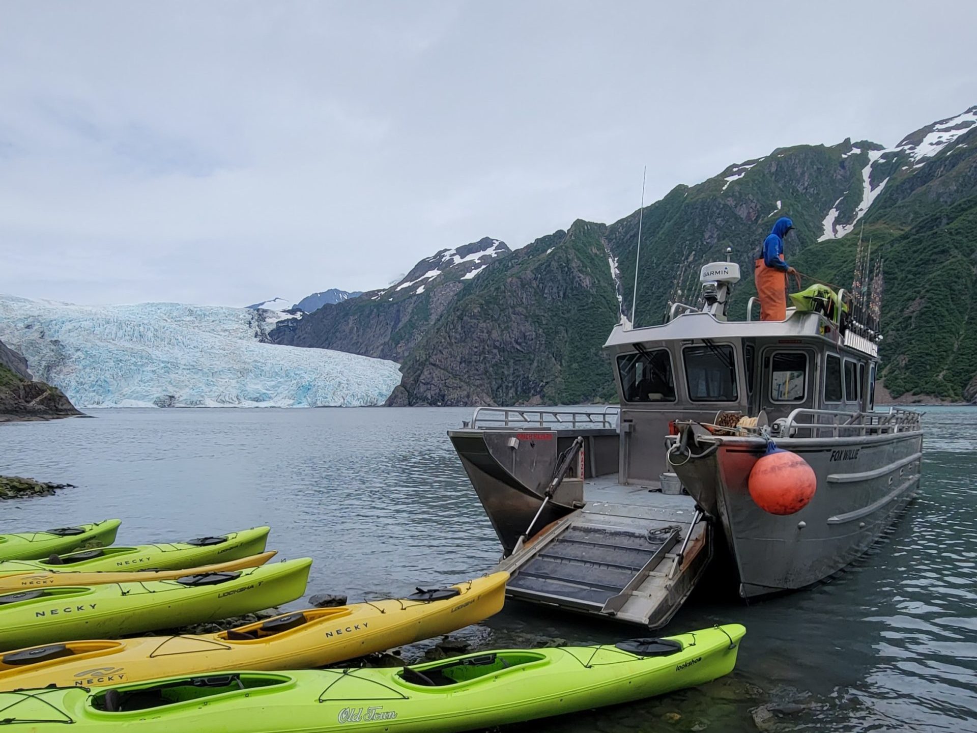 a small boat in a body of water