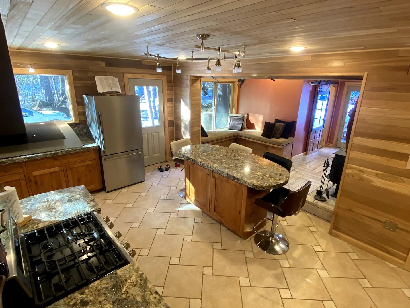 a diferent view of the kitchen area